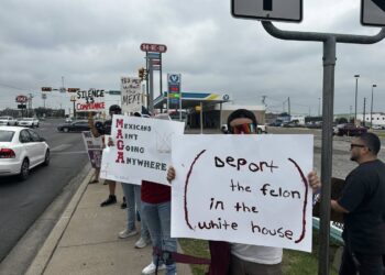 Eagle Pass se sumó a la jornada nacional “No Kings Day” con protesta por derechos migrantes.