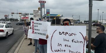 Eagle Pass se sumó a la jornada nacional “No Kings Day” con protesta por derechos migrantes.