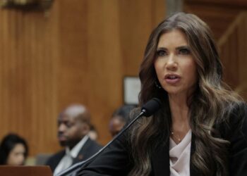 Hospitalizan a Kristi Noem tras sufrir reacción alérgica.