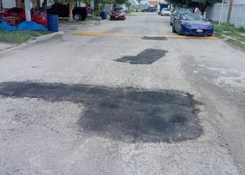 Con personal reducido, municipio subcontrata empresa para atender bacheo.