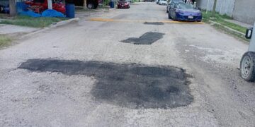 Con personal reducido, municipio subcontrata empresa para atender bacheo.