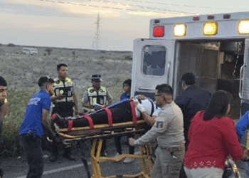 Fatal accidente en carretera 57: mujer atrapada y un oficial fallecido.