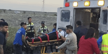 Fatal accidente en carretera 57: mujer atrapada y un oficial fallecido.