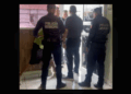 En el video publicado por el notario Raúl Tamez se aprecia que los oficiales están dentro de su oficina, a pesar de que él les pidió que salieran de su propiedad.