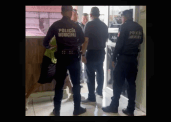 En el video publicado por el notario Raúl Tamez se aprecia que los oficiales están dentro de su oficina, a pesar de que él les pidió que salieran de su propiedad.