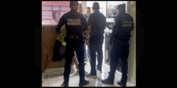 En el video publicado por el notario Raúl Tamez se aprecia que los oficiales están dentro de su oficina, a pesar de que él les pidió que salieran de su propiedad.