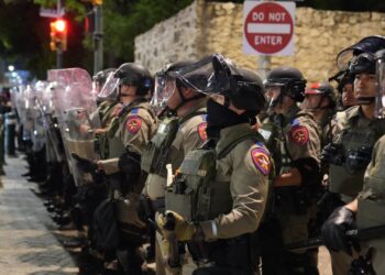 Texas refuerza seguridad ante protestas contra políticas migratorias de Trump.