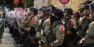 Texas refuerza seguridad ante protestas contra políticas migratorias de Trump.