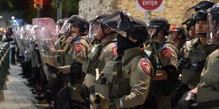 Texas refuerza seguridad ante protestas contra políticas migratorias de Trump.