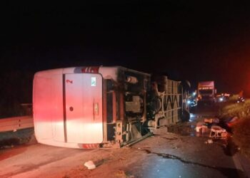 Fatal accidente en Nuevo León dejó 11 muertos y 22 heridos tras volcadura de autobús familiar.