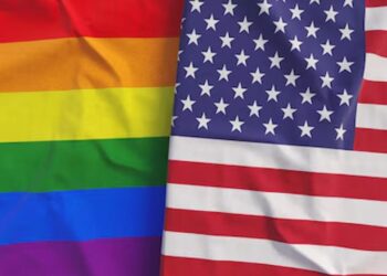 Jóvenes LGBTQ+ pierden línea de apoyo clave tras recorte de Trump.