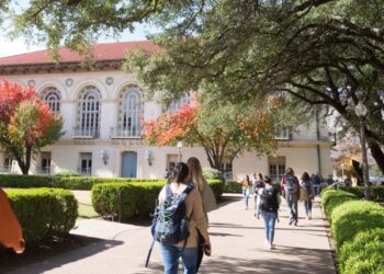 Texas eliminará matrícula reducida para estudiantes indocumentados.