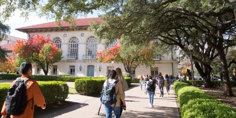 Texas eliminará matrícula reducida para estudiantes indocumentados.