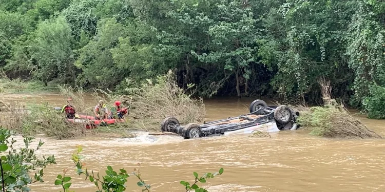 Hallan sin vida a hombre arrastrado por el río Frío en Sabinal.