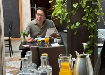 Vacaciones de lujo de funcionarios de Morena reavivan debate sobre austeridad.