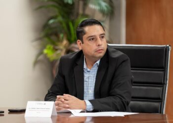 Los funcionarios escoltaron a un taxista hasta un cajero para retirar dinero.