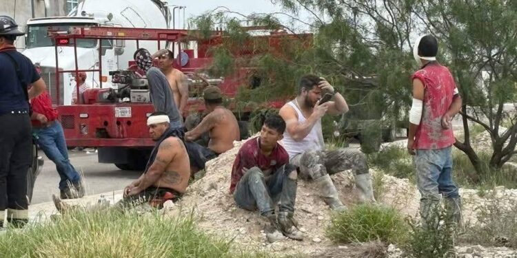 Dos trabajadores siguen hospitalizados tras colapso de cimbra en Piedras Negras.