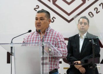 En conferencia, su representante legal criticó a medios y al Poder Judicial.