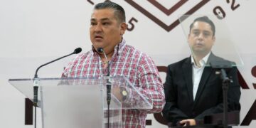En conferencia, su representante legal criticó a medios y al Poder Judicial.
