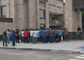 Pese a intentos de desmovilización desde el gobierno local, trabajadores mantiene la unidad y esperanza en la reinstalación.