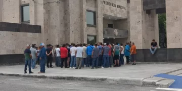 Pese a intentos de desmovilización desde el gobierno local, trabajadores mantiene la unidad y esperanza en la reinstalación.