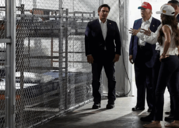 Trump sugiere deportar a ciudadanos nacidos en EU en polémica visita a centro de detención.