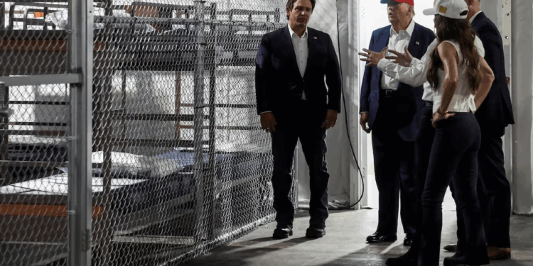 Trump sugiere deportar a ciudadanos nacidos en EU en polémica visita a centro de detención.