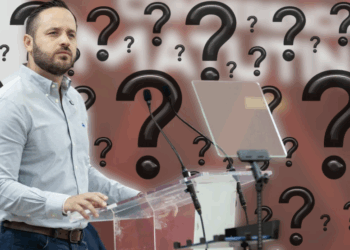 Alcalde olvida nombre de empresa que recibió contrato millonario.