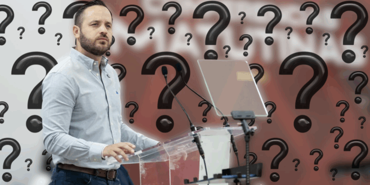 Alcalde olvida nombre de empresa que recibió contrato millonario.