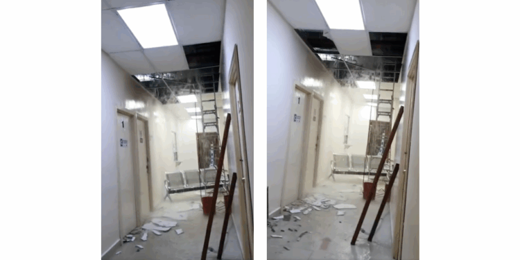 Un video difundido en redes sociales muestra el momento exacto en que una gran cantidad de agua cae desde el techo