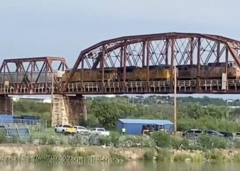 Retiran contenedores en parque Shelby ante inminente crecida del río Bravo.