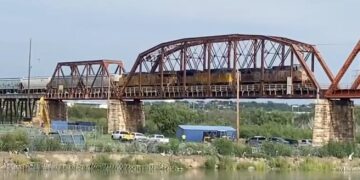 Retiran contenedores en parque Shelby ante inminente crecida del río Bravo.