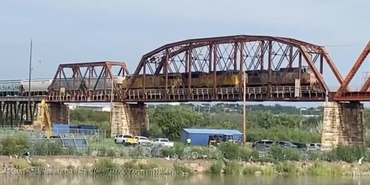 Retiran contenedores en parque Shelby ante inminente crecida del río Bravo.