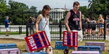 Inundaciones mortales en Texas desatan protesta nacional.