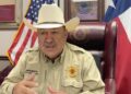 Sheriff de Maverick limita colaboración con leyes migratorias de Abbott.