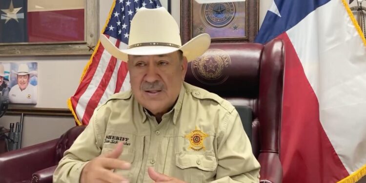 Sheriff de Maverick limita colaboración con leyes migratorias de Abbott.