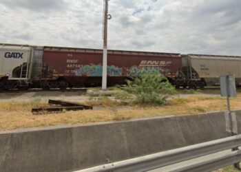 Alcalde aprueba construcción de barda pese a rechazo vecinal.