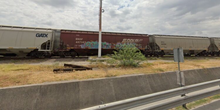 Alcalde aprueba construcción de barda pese a rechazo vecinal.