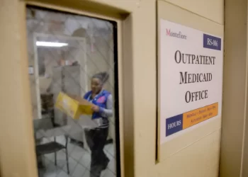 Activistas temen que se disuada el uso de servicios médicos.