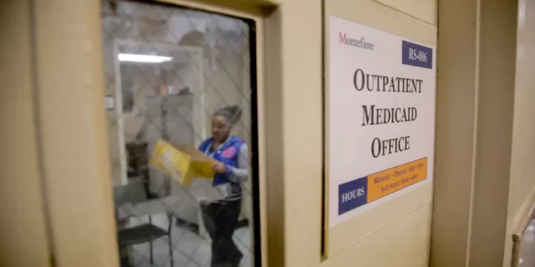 Activistas temen que se disuada el uso de servicios médicos.