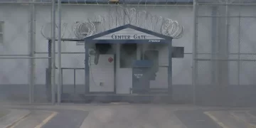 Florida abrirá nuevo centro de detención de inmigrantes en prisión cerrada.