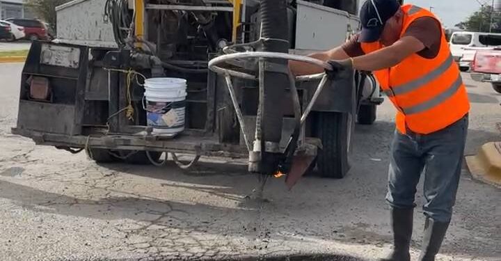 Anuncian compra millonaria en medio de lento avance del bacheo.