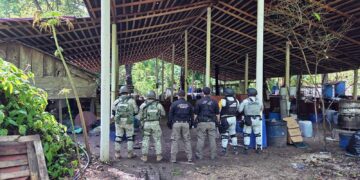 FGR desmantela laboratorio con 900 kilos de metanfetamina.