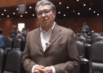 Viajar con recursos propios no debería ser motivo de escarnio, declaró Ricardo Monreal.