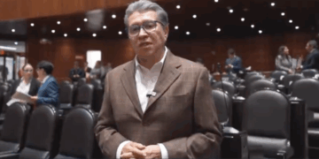 Viajar con recursos propios no debería ser motivo de escarnio, declaró Ricardo Monreal.