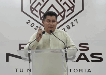 Tensa conferencia por socavón: Menera culpa a medios y promete reparar tubería.
