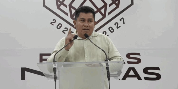 Tensa conferencia por socavón: Menera culpa a medios y promete reparar tubería.