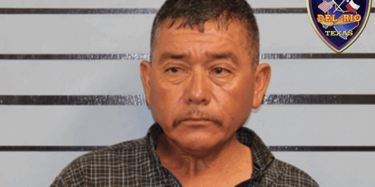 Enfrenta cargos por amenaza terrorista y lesiones a un adulto mayor.