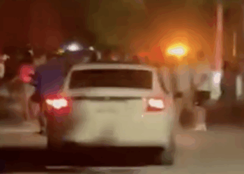 Enfrentamiento entre vecinos terminó en violencia contra agentes municipales.