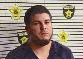 Interceptan auto y descubren droga en pasajero.
